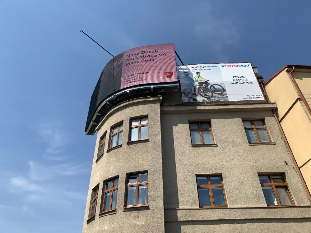 Ohyzdnost, říkají lidé k obří reklamní obrazovce v centru města. Podle stavebního zákona je vše v pořádku
