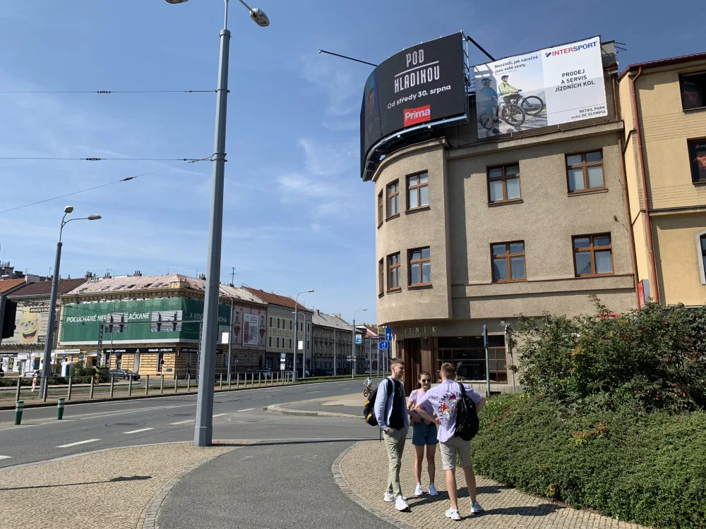 Ohyzdnost, říkají lidé k obří reklamní obrazovce v centru města. Podle stavebního zákona je vše v pořádku