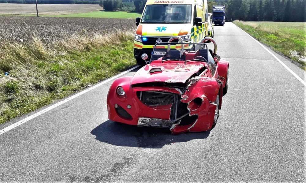 Kabriolet značky Kaipan smetla při odbočování řidička osobáku. Při nehodě se zranili tři lidé
