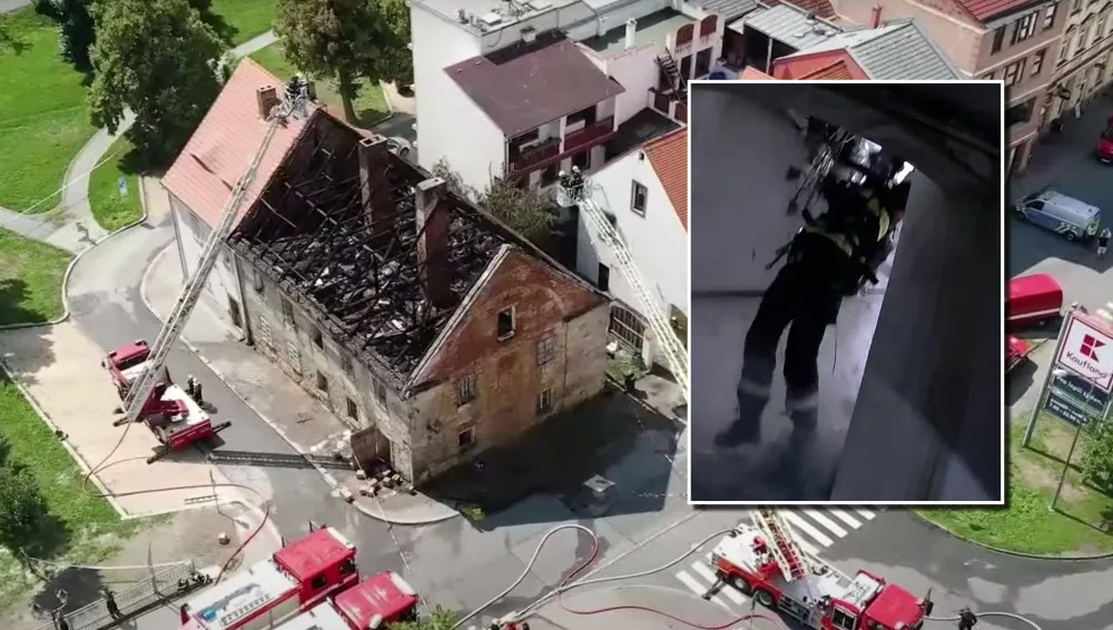 VIDEO: Stropem se propadli dva hasiči při požáru historického domu, oheň napáchal škody za miliony