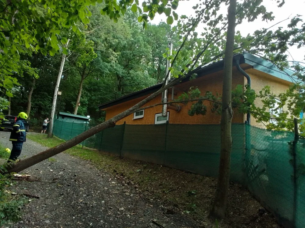 Silné bouřky zasáhly západní Čechy, ulice se ocitly pod vodou, hasiči likvidují popadané stromy