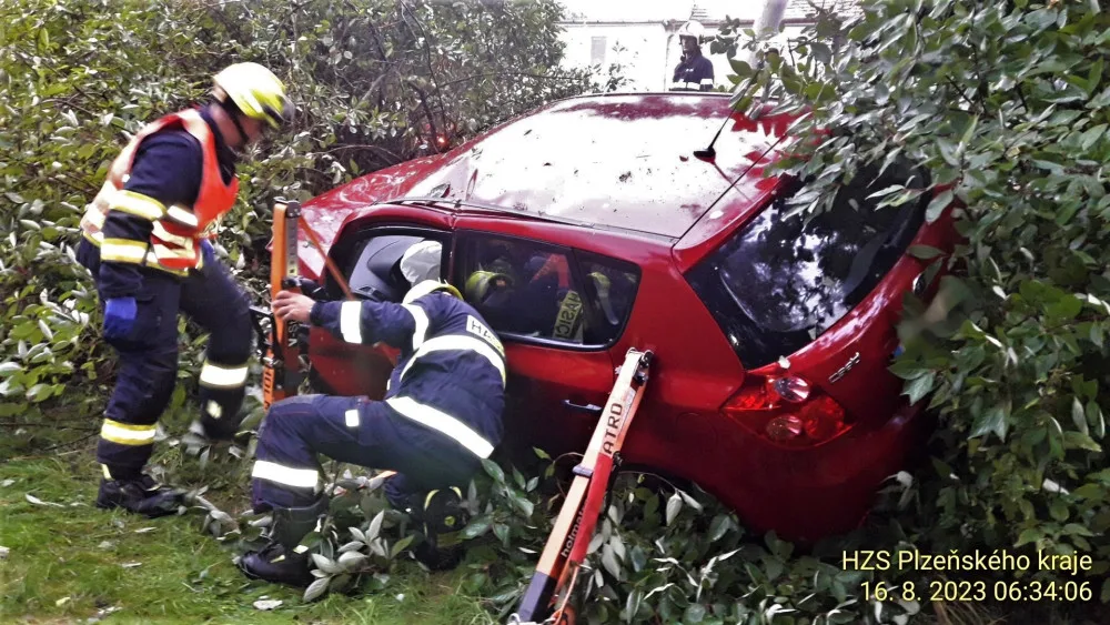 Auto vyletělo v zatáčce ze silnice, narazilo do sloupu a skončilo v husté vegetaci. Řidička je v kritickém stavu