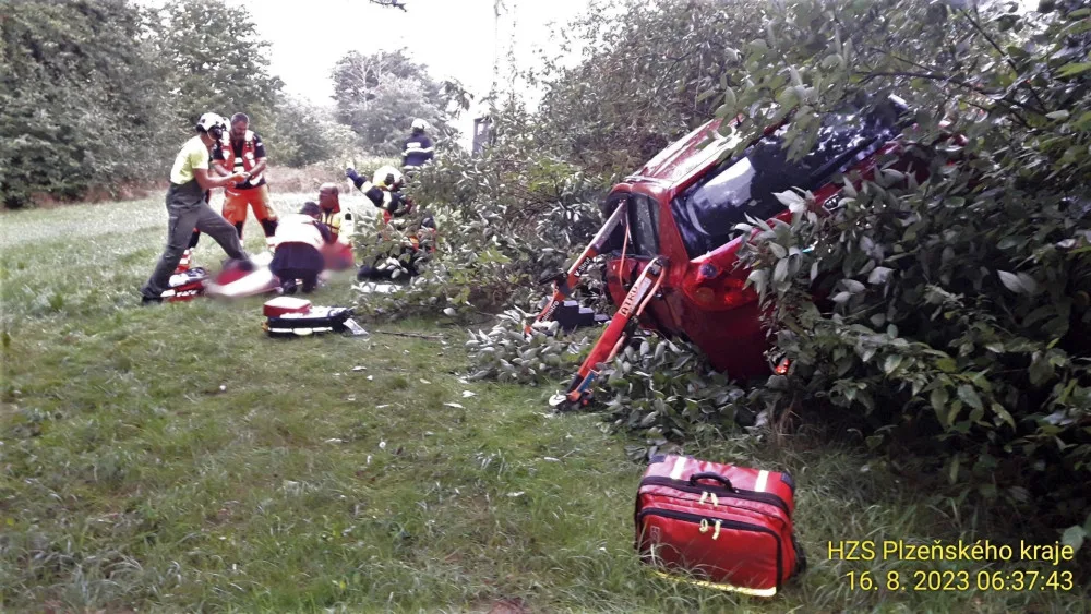 Auto vyletělo v zatáčce ze silnice, narazilo do sloupu a skončilo v husté vegetaci. Řidička je v kritickém stavu