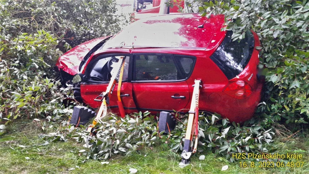 Auto vyletělo v zatáčce ze silnice, narazilo do sloupu a skončilo v husté vegetaci. Řidička je v kritickém stavu