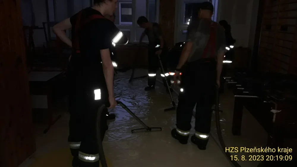 Bouřka vytopila základní školu, kde probíhala rekonstrukce. Voda se prohnala třemi patry i tělocvičnou
