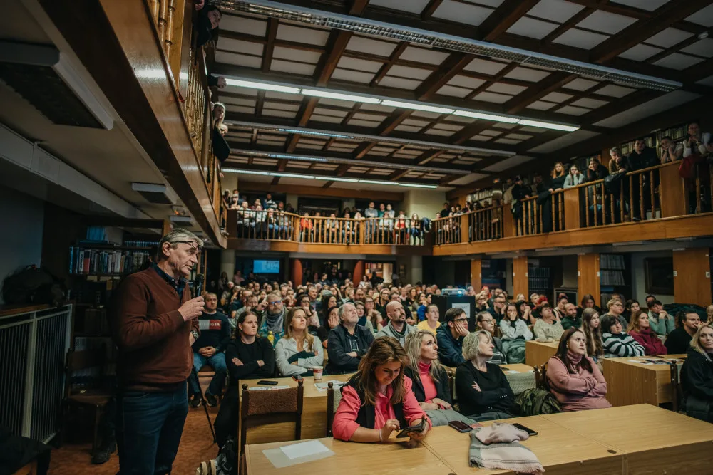 Během přednášek dvojice kriminalistů je sál vědecké knihovny nabitý k prasknutí
