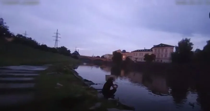 Přistižený pytlák s nahozenou saturnou do vody tvrdil strážníkům, že ryby v řece pouze krmil