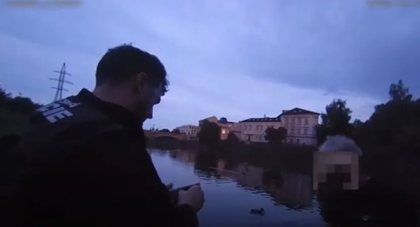 Přistižený pytlák s nahozenou saturnou do vody tvrdil strážníkům, že ryby v řece pouze krmil