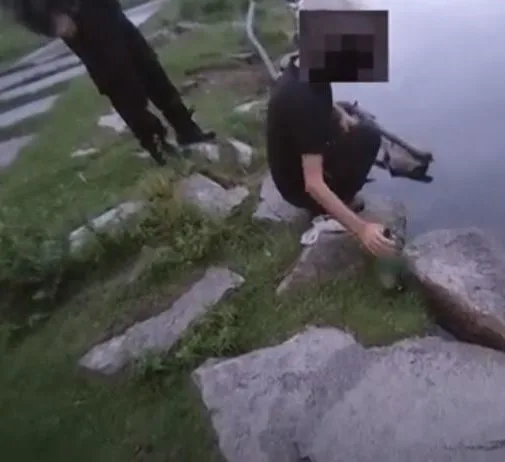 Přistižený pytlák s nahozenou saturnou do vody tvrdil strážníkům, že ryby v řece pouze krmil