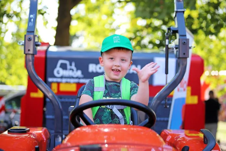 Země živitelka láká na nejsilnější traktor i největšího osla. Vyhrajte vstupenky a užijte si živitelku zadarmo