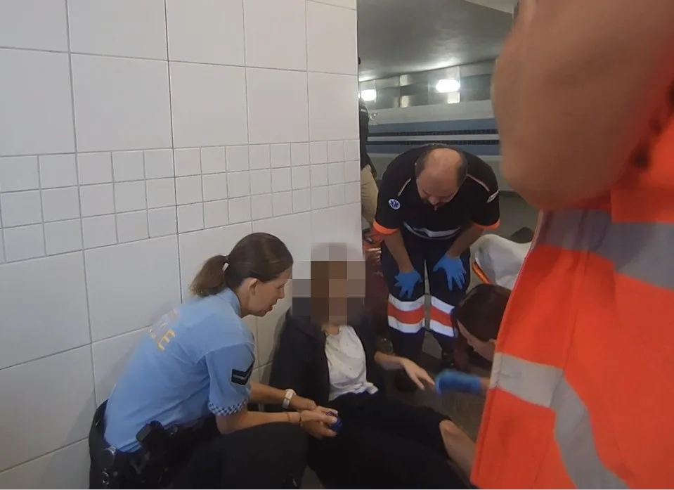 Muž s kufrem se svalil na eskalátorech na mladou ženu a způsobil jí zranění