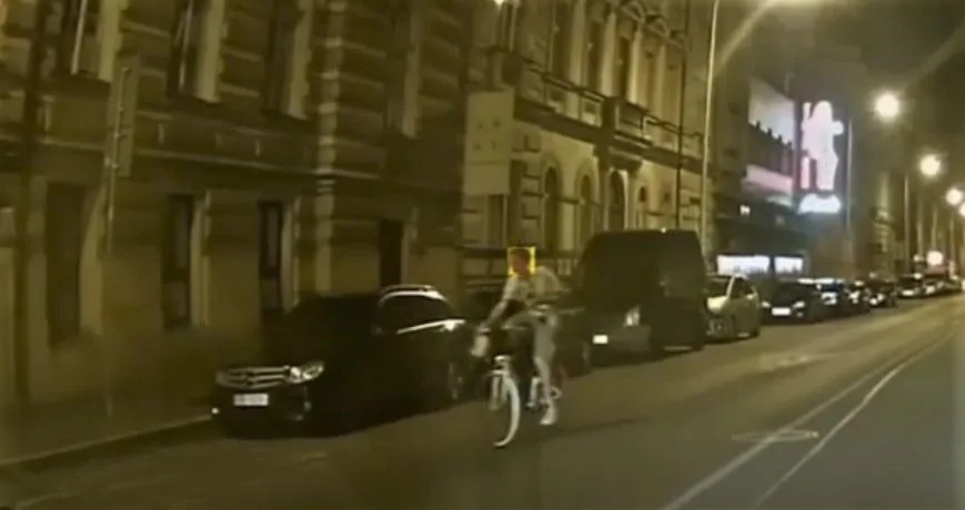 Silně opilý cyklista se proháněl po městě s plechovkou piva, ze které za jízdy upíjel. Strážníci zveřejnili vtipné video z kontroly
