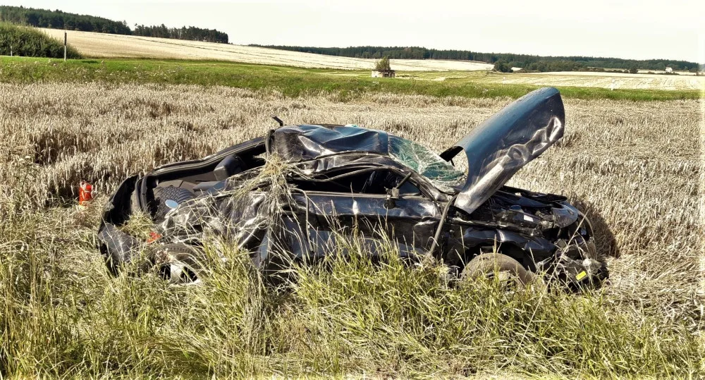 S vozem Audi TT vletěl do pole devatenáctiletý řidič. Auto se několikrát převrátilo přes střechu