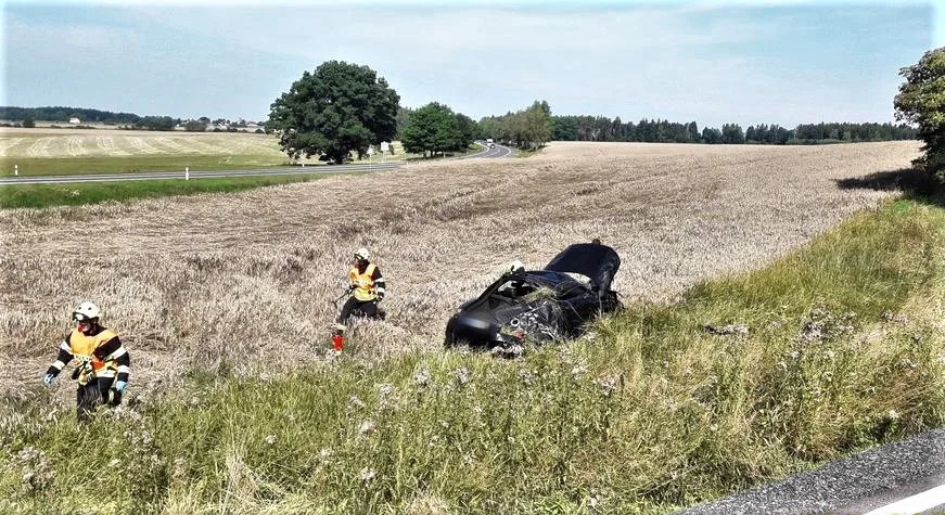 S vozem Audi TT vletěl do pole devatenáctiletý řidič. Auto se několikrát převrátilo přes střechu