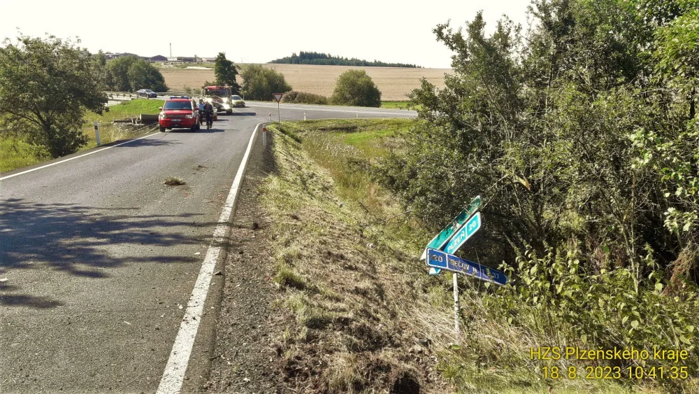 S vozem Audi TT vletěl do pole devatenáctiletý řidič. Auto se několikrát převrátilo přes střechu
