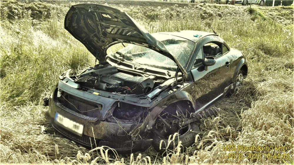 S vozem Audi TT vletěl do pole devatenáctiletý řidič. Auto se několikrát převrátilo přes střechu