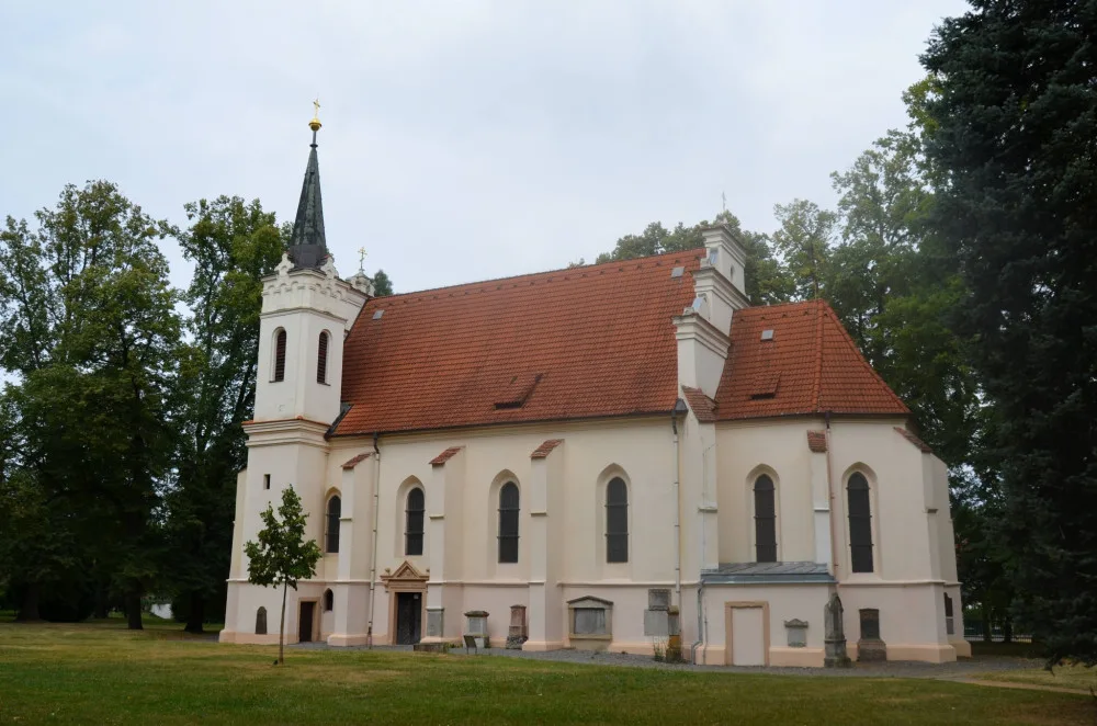 Kostel Nejsvětější Trojice v parku U Plzeňské brány