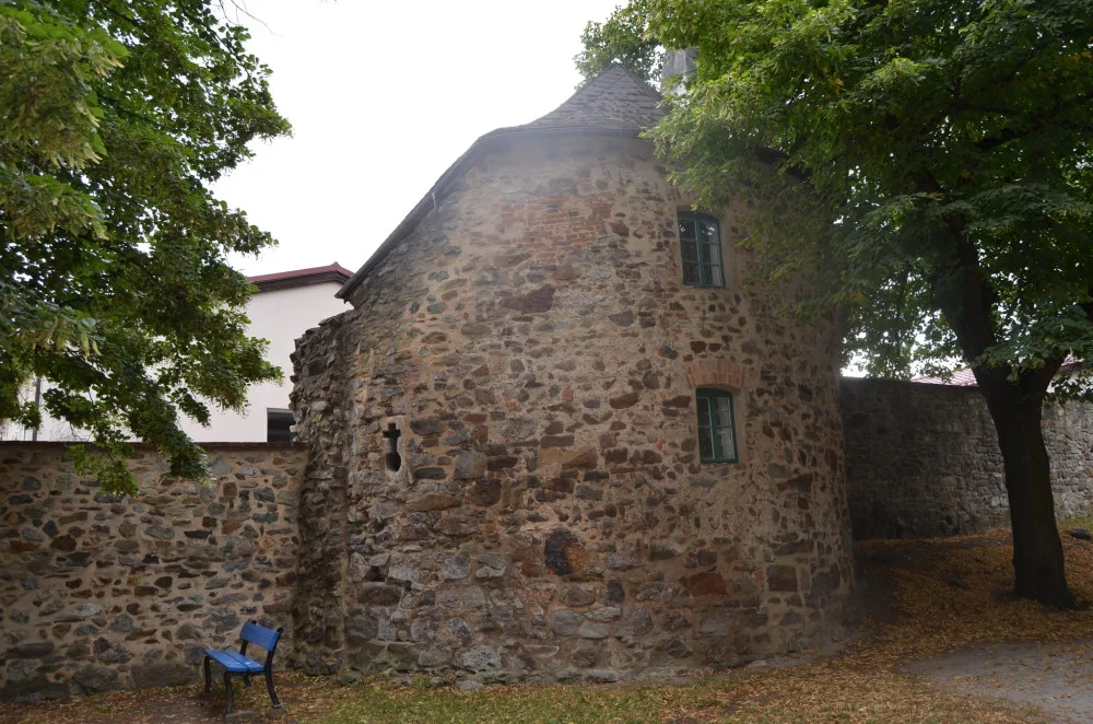 Gotická bašta z ulice Třebízského