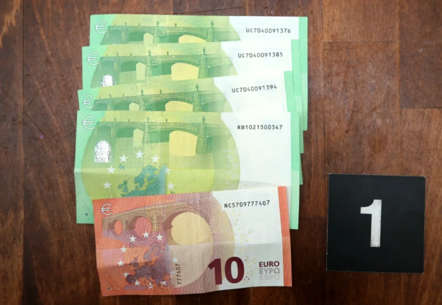 Daňoví podvodníci si díky falešným fakturám přišli na 12 milionů, policie zadržela osm lidí