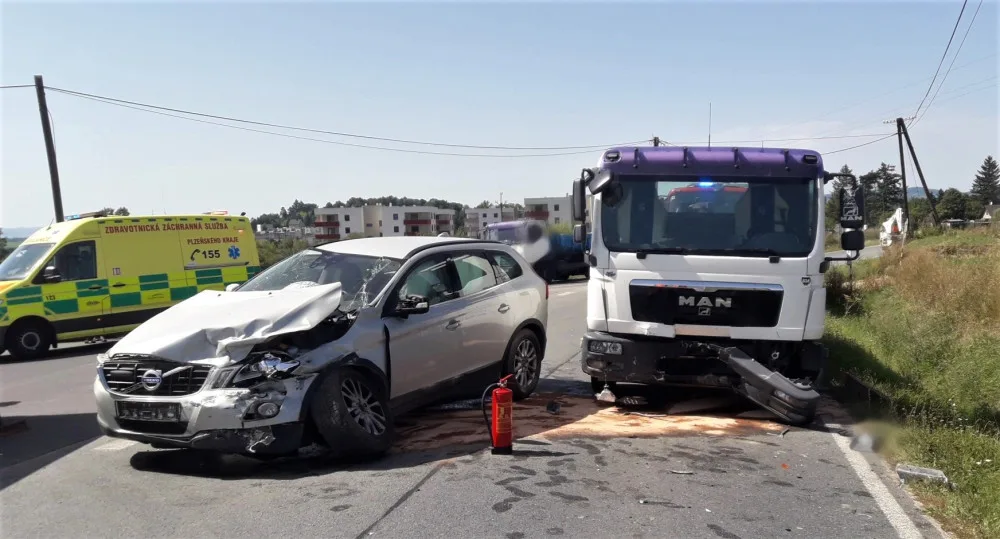 Tři lidé se zranili při střetu osobního automobilu s nákladním vozidlem