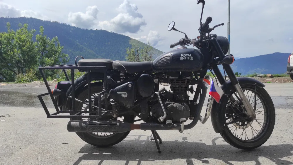 Na zakoupené motorce dojel z Indie až do Čech, byla to strastiplná cesta plná úředních nástrah i pekelného počasí