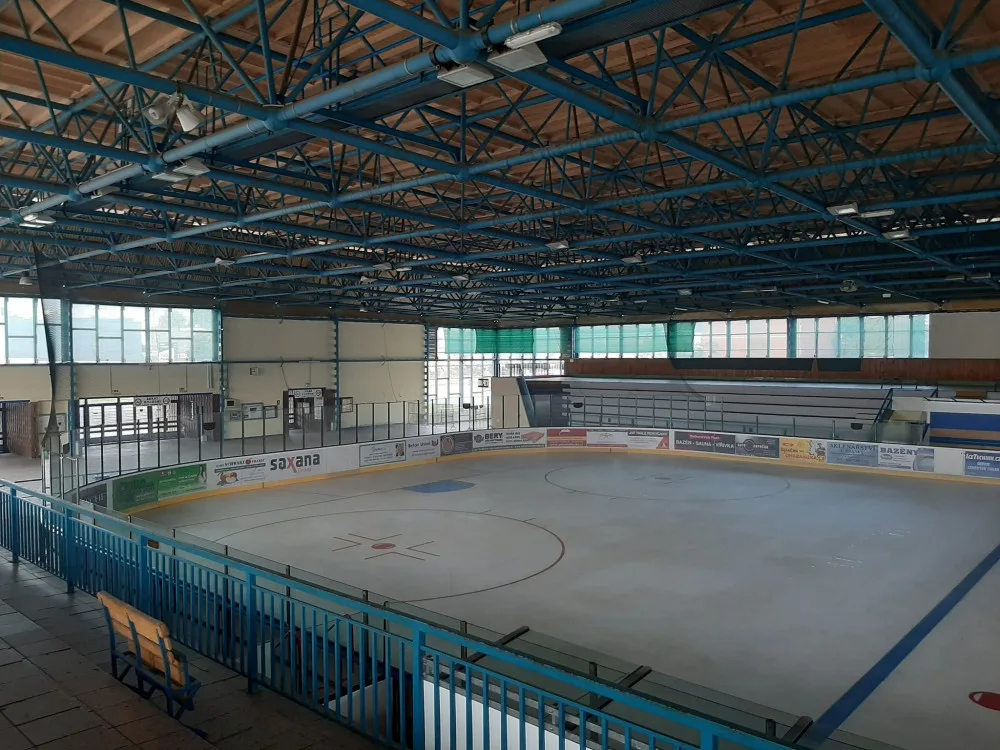 Šest vrstev ledu a 24 hodin zapnuté kompresory, příprava zimního stadionu je letos třikrát dražší než loni