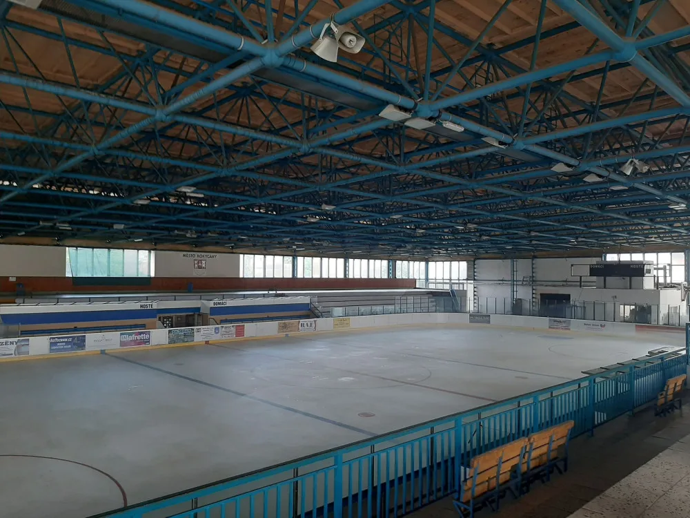 Šest vrstev ledu a 24 hodin zapnuté kompresory, příprava zimního stadionu je letos třikrát dražší než loni