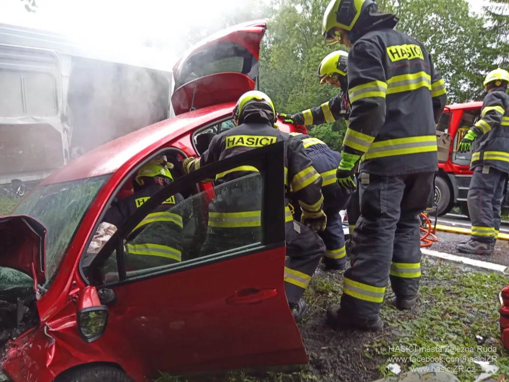 Řidič dodávky přejel do protisměru a čelně se střetl s osobákem, čtyři lidé se zranili