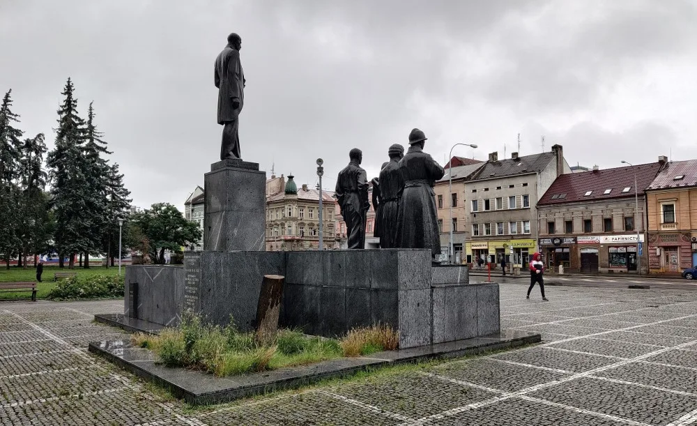 Lidé a psi umořili močením lípu, která rostla nad památníkem na náměstí T.G.M. Město ji muselo pokácet