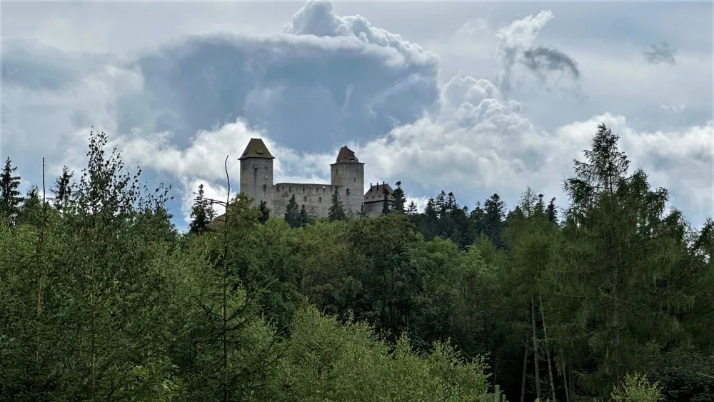 Šumavský hrad Kašperk měl dostat darem Adolf Hitler, ten ale slavnou zříceninu odmítl