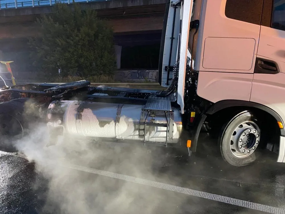 Provoz na dálnici D5 ochromil v noci na sedm hodin požár kamionu, který měl v nádržích zkapalněný plyn