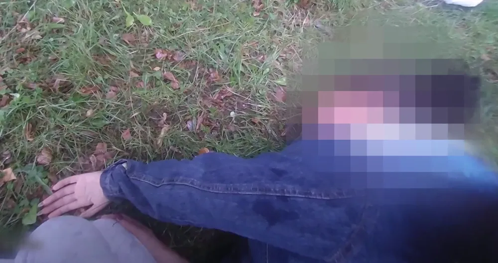VIDEO: Žena zkolabovala na ulici a přestala dýchat, život jí zachránili poblíž hlídkující strážníci
