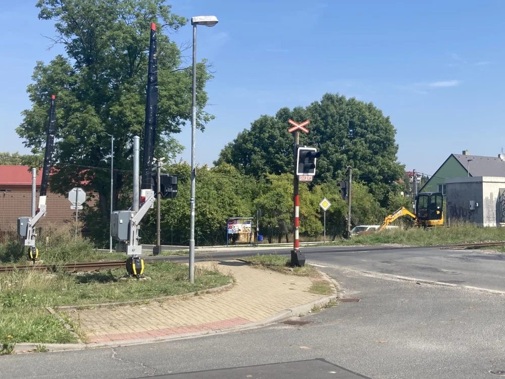 Nebezpečný přejezd, kde umírali lidé, konečně dostal závory. Obec o ně usilovala deset let