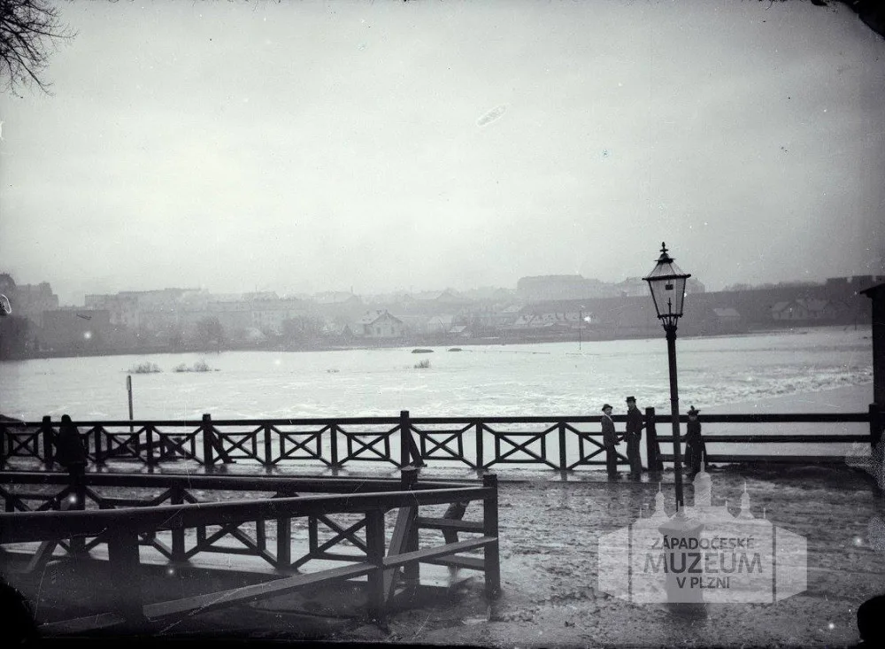 Velká povodeň v Plzni roku 1890 - pohled z Červeného mostu., foto: ZČM