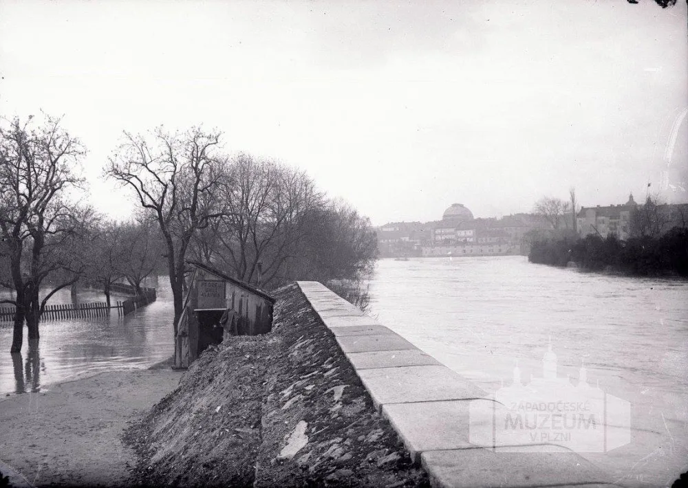 Velká povodeň v Plzni roku 1890 - pohled do Národní zahrady, foto: ZČM