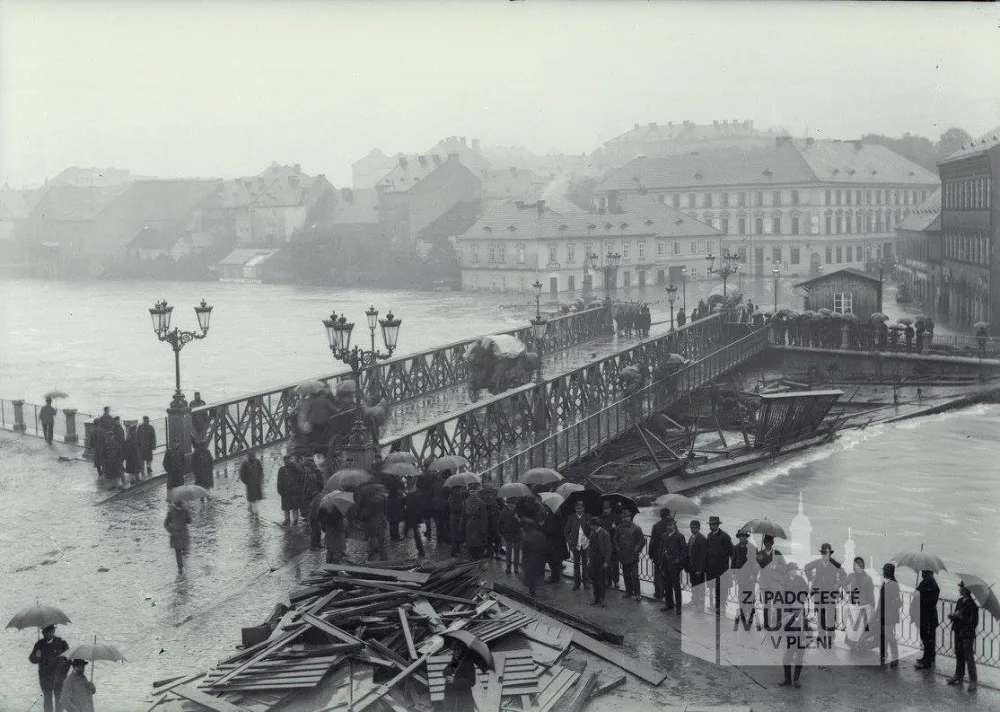 Velká povodeň v Plzni roku 1890 - pohled od Železného mostu, foto: ZČM