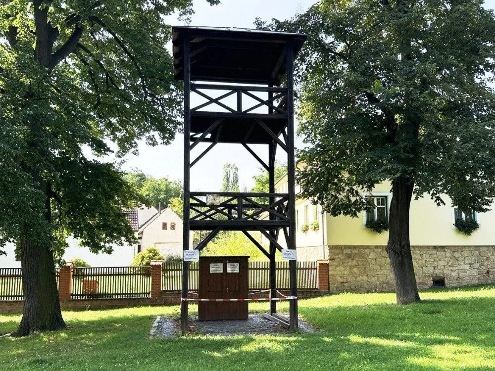 Stoletá památkově chráněná dřevěná věž na návsi v Bolevci musela k zemi, napadli ji škůdci