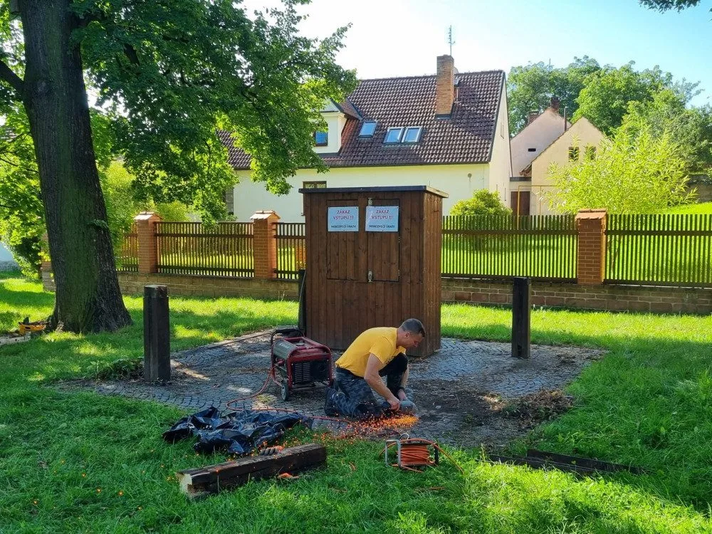 Stoletá památkově chráněná dřevěná věž na návsi v Bolevci musela k zemi, napadli ji škůdci