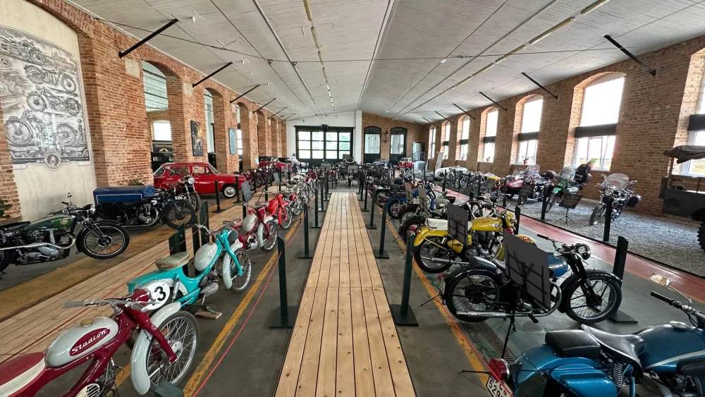 Těsně před dokončením je nové muzeum Depo Moto Art. V expozici už teď parkují limuzíny prezidentů Masaryka a Beneše i další skvosty