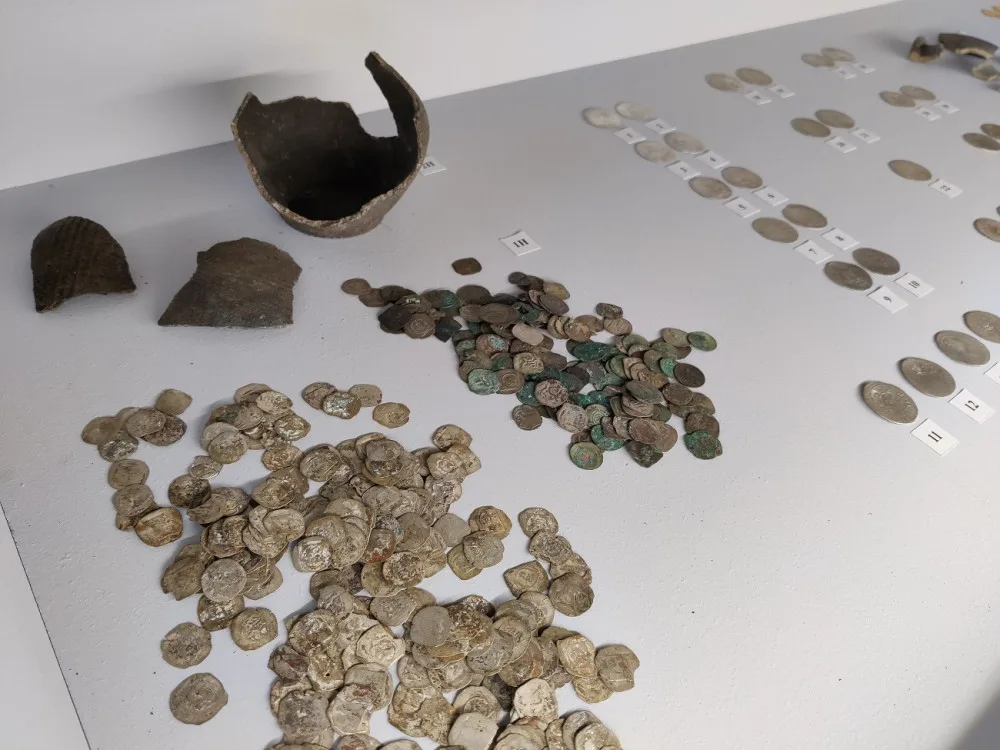 Muzeum představuje veřejnosti své poklady, podívejte se na unikátní mince, medaile nebo psí známky z roku 1876