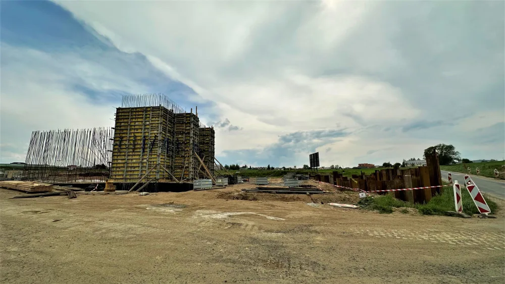Původní mostní pilíř se nepovedl a musel jít k zemi