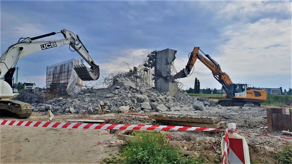 Demolice vadného mostního pilíře