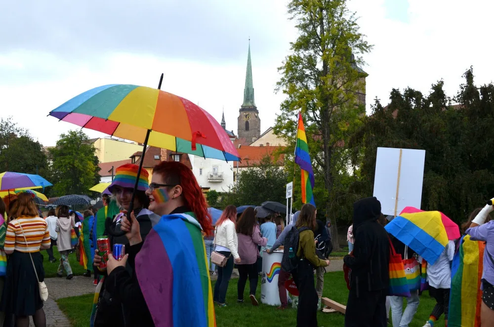 Duhový průvod opět projde centrem Plzně, průvodu hrdosti se každoročně účastní stovky lidí
