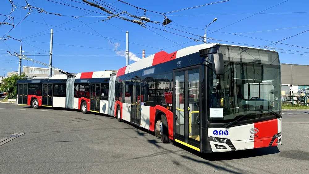 Obří tříčlánkový trolejbus z Plzně má téměř 25 metrů, brzy bude vozit cestující v Praze na letiště