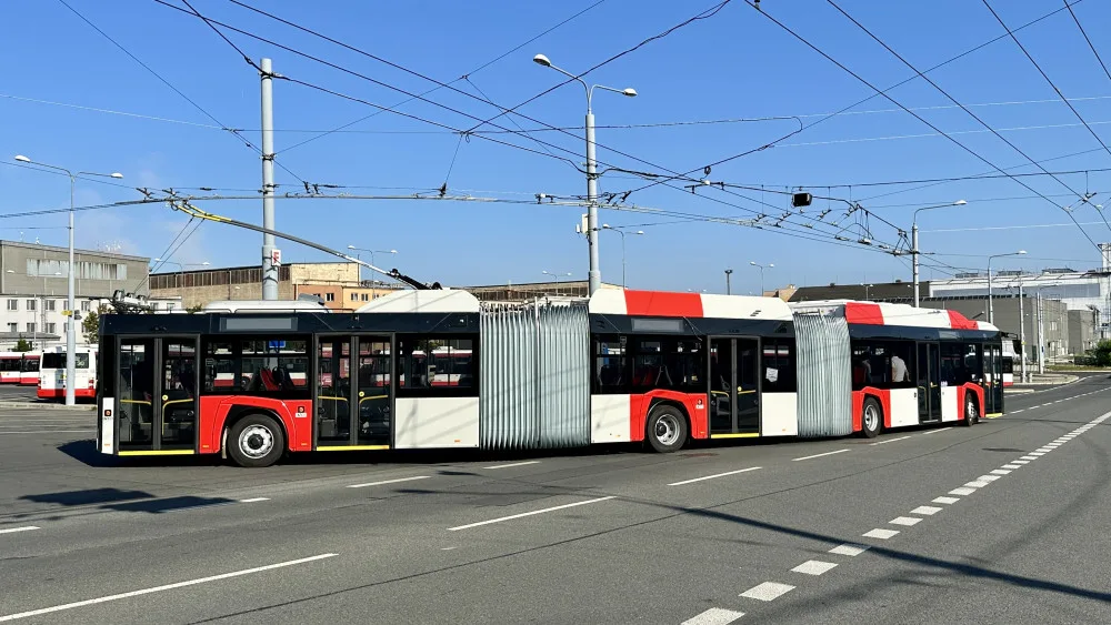 Obří tříčlánkový trolejbus z Plzně má téměř 25 metrů, brzy bude vozit cestující v Praze na letiště