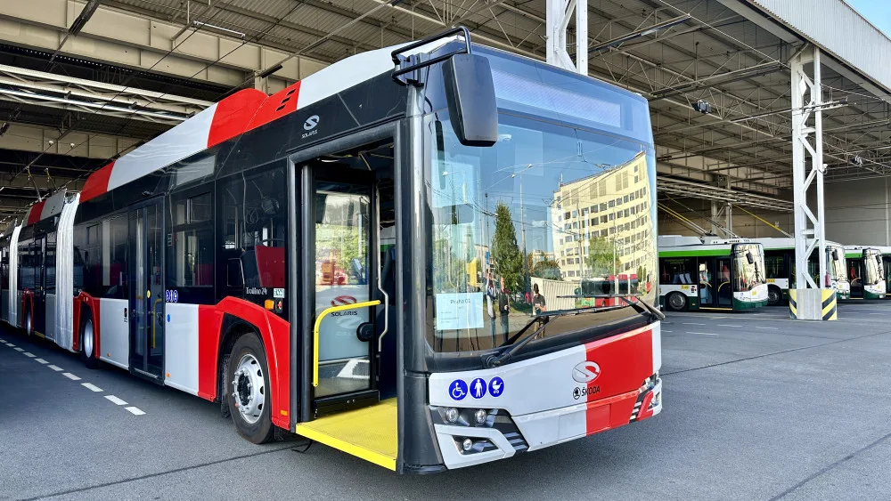 Obří tříčlánkový trolejbus z Plzně má téměř 25 metrů, brzy bude vozit cestující v Praze na letiště