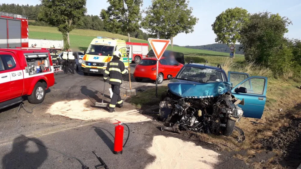 Vlak smetl na železničním přejezdu masivní SUV značky Land Rover