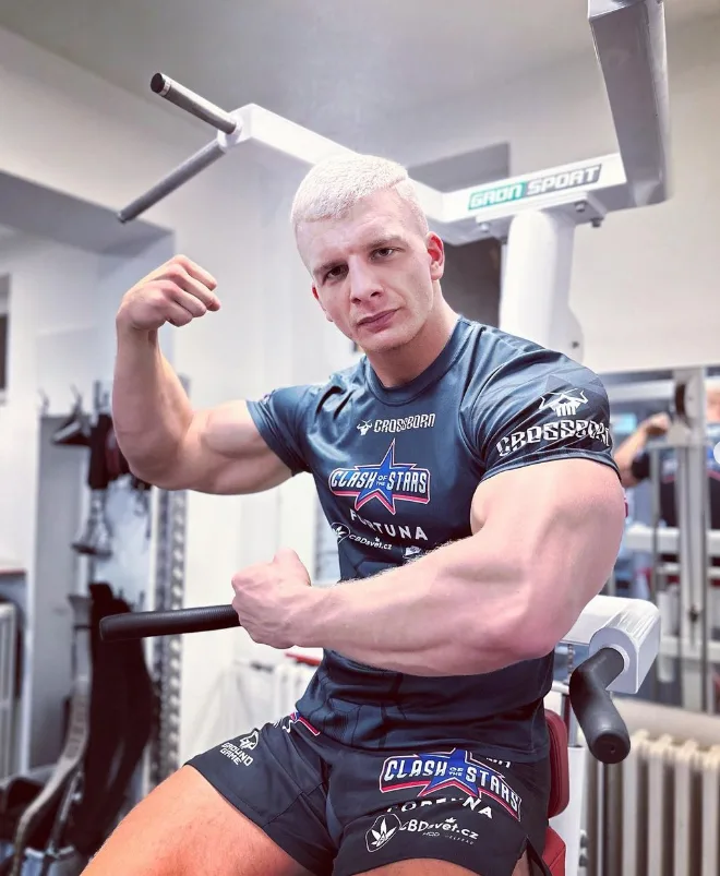 Influencer a zápasník z organizace Clash of the Stars si říká Patrik Žralok