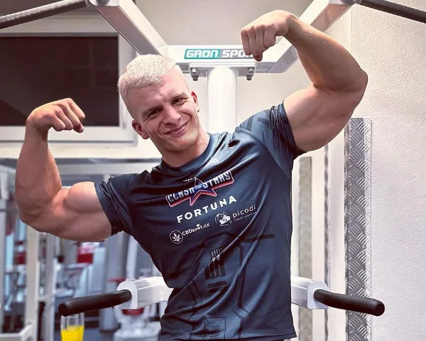 Influencer a zápasník z organizace Clash of the Stars si říká Patrik Žralok