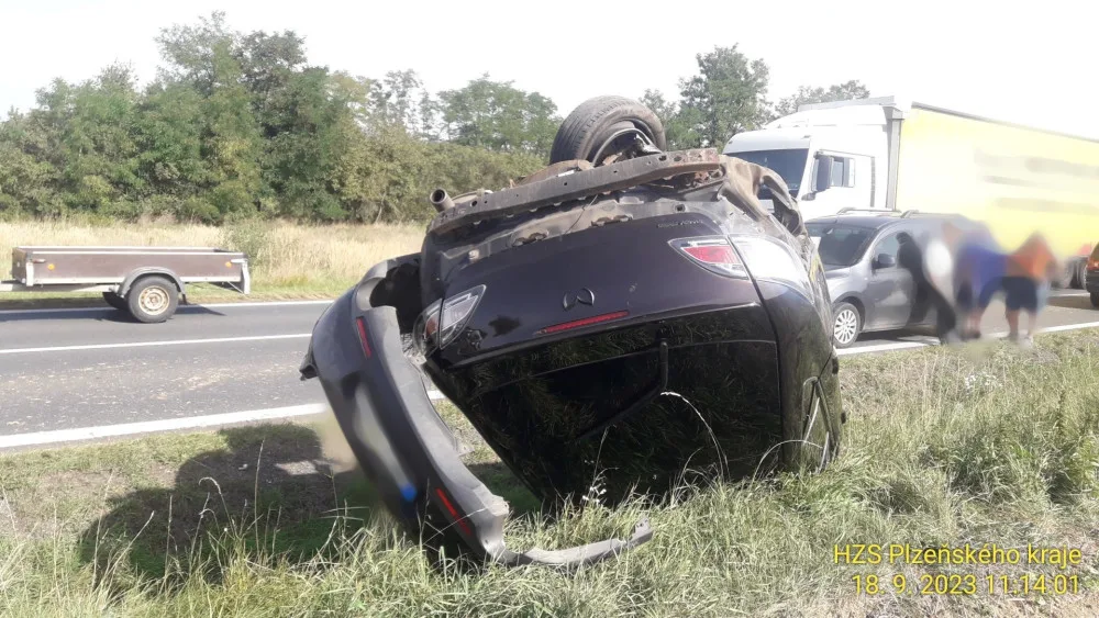 Neznámý řidič kradeného vozu způsobil střet tří osobáků. Po hrozivé nehodě se mu podařilo uprchnout přes pole
